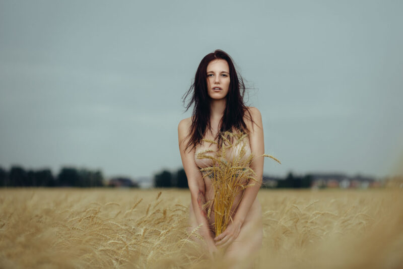 Фотосессия ню в поле