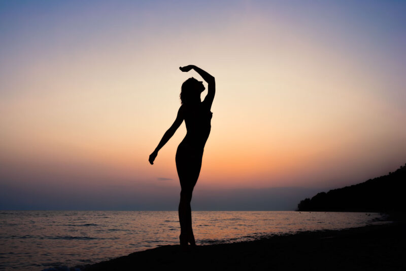 художественное фото ню - силуэт обнажённой девушки на фоне заката на море