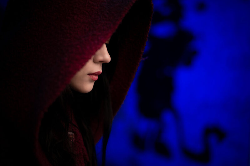 девушка в пальто с капюшоном в ночном городе