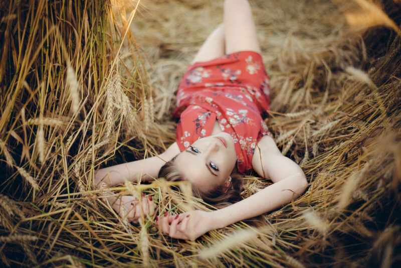 Портрет девушки, лежащей среди колосьев пшеницы