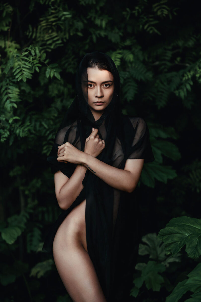 фотосессия полуобнажённой девушки в чёрном шифоне в лесу