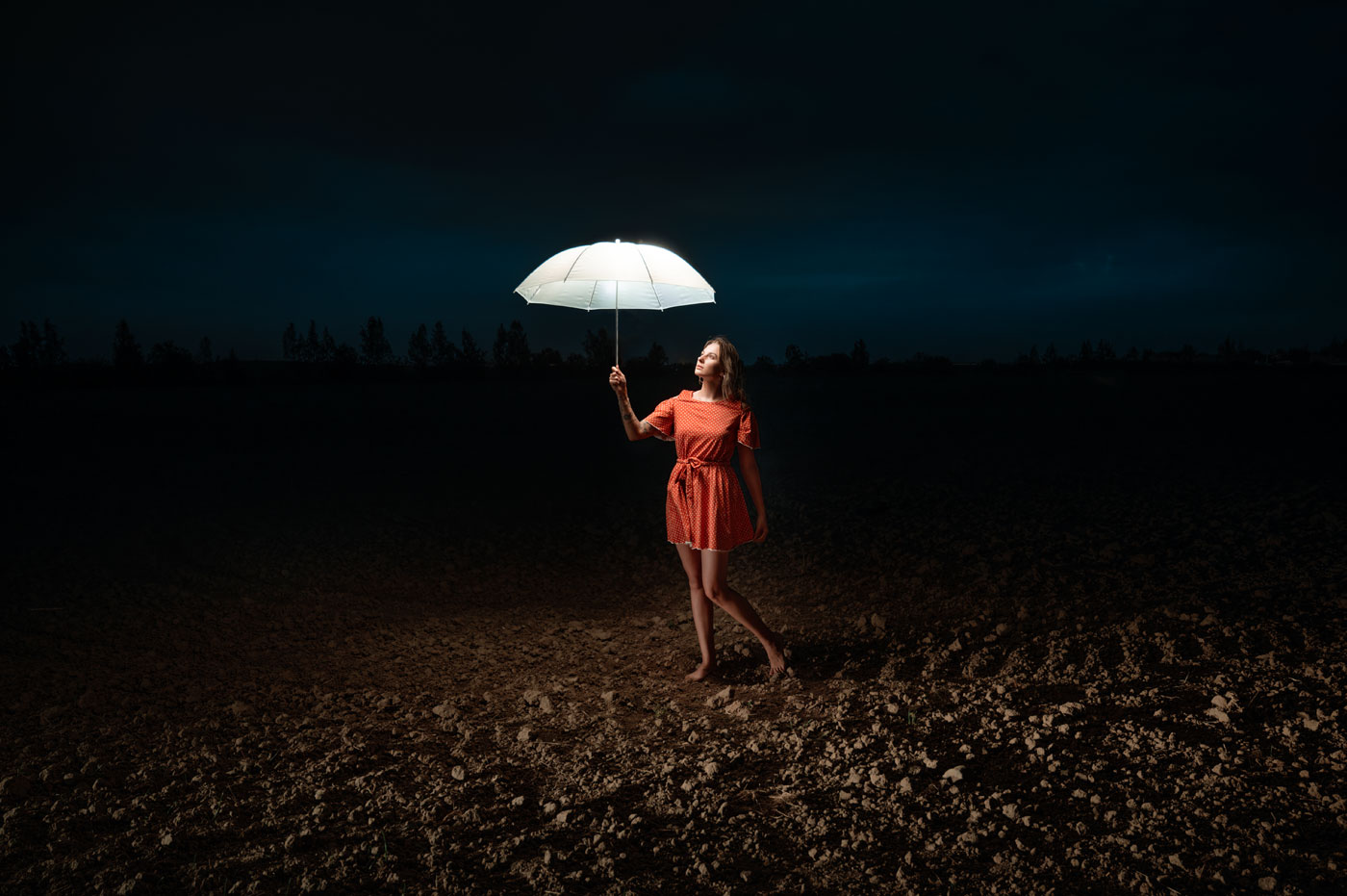 девушка со светящимся зонтом посреди ночного поля на бесплатной съёмке в Ярославле